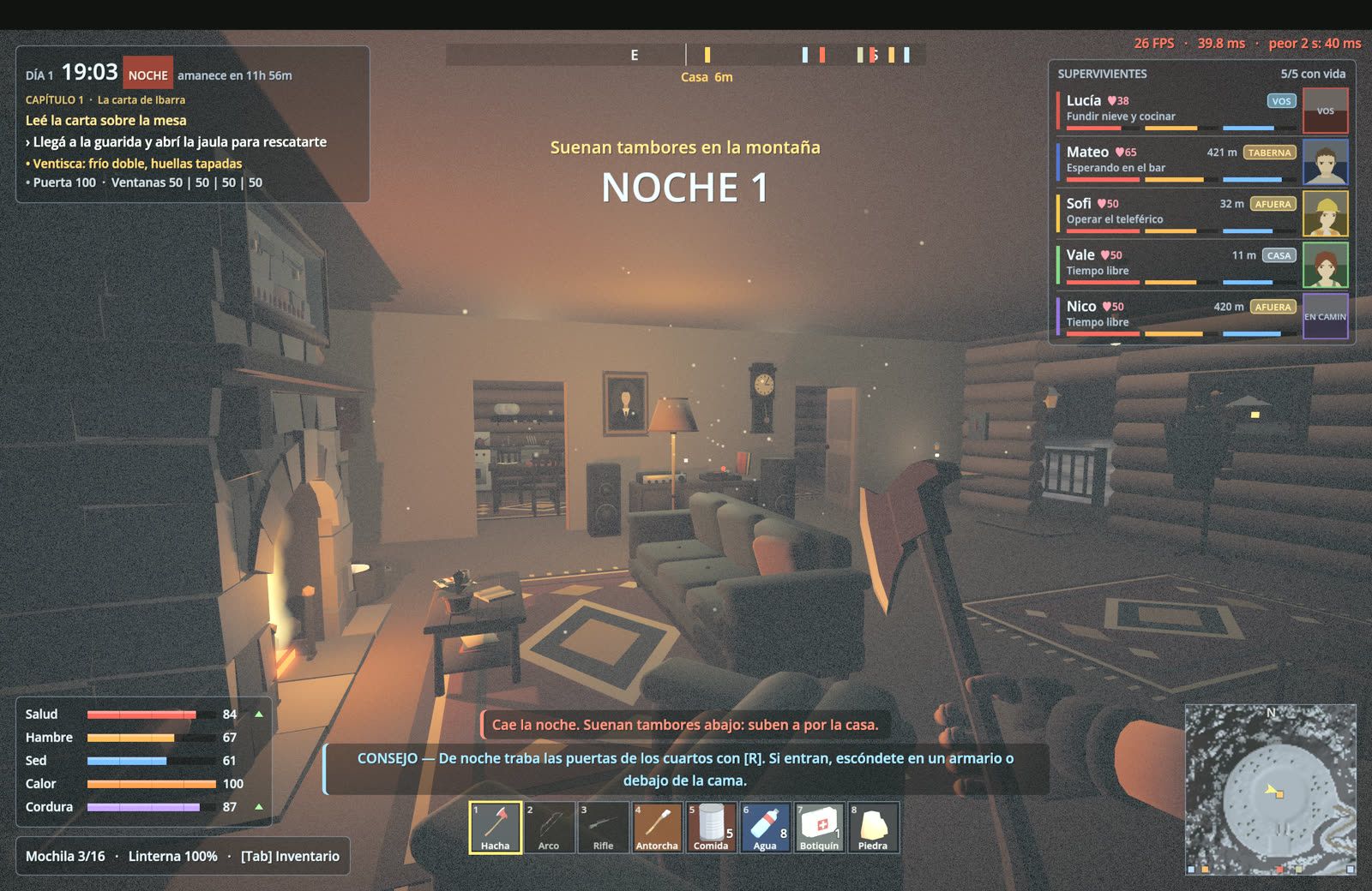 Living de la cabaña con la chimenea encendida y el cartel NOCHE 1